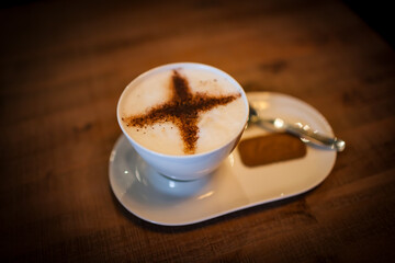 Cappuccino mit Kakao-Deko