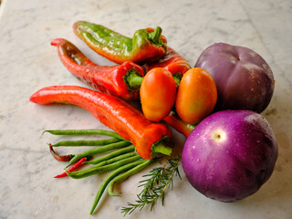 Composizione di verdure bio su tavolo di marmo