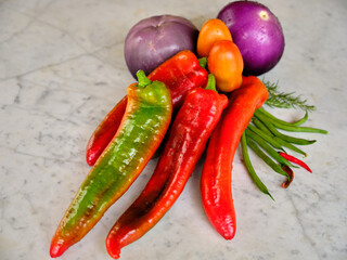 Composizione di verdure bio su tavolo di marmo