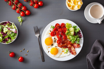 healthy keto diet breakfast: egg, tomatoes, salad leaves and bacon