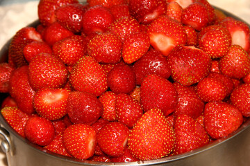 Lots of fresh strawberries. Peeled strawberry fruit.