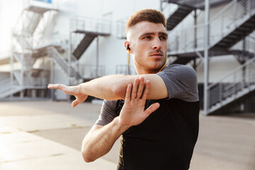 Image of unshaven caucasian sportsman doing exercise while working out