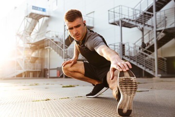 Image of unshaven caucasian sportsman doing exercise while working out