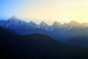 Obraz na płótnie Canvas Beautiful Panchchuli peaks of the Great Himalayas as seen from Munsiyari, Uttarakhand, India.