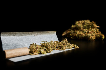 Armando un cigarrillo de Marihuana