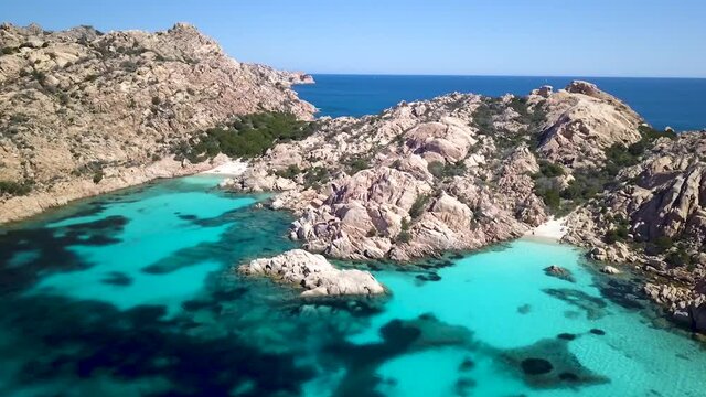 Questa splendida spiaggia si trova a nord-est dell' isola di Caprera ed &egrave; una delle pi&ugrave; belle in assoluto di tutto l&rsquo;arcipelago. Cala Coticcio, conosciuta anche con il nome di "Tahiti"