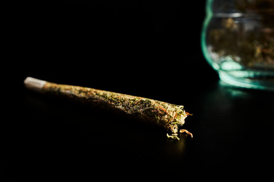 Armando un cigarrillo de Marihuana