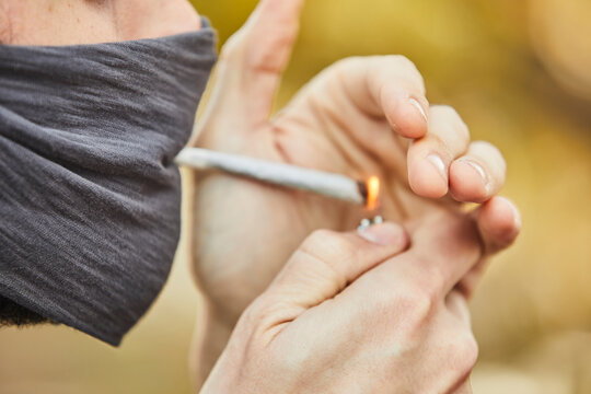 Fumando con barbijo en cuarentena por covid-19.