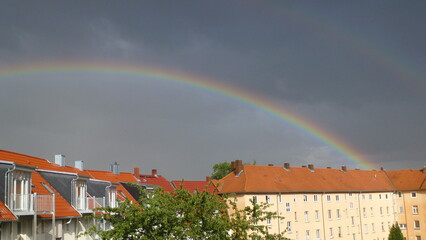 Regenbogen über der Stadt