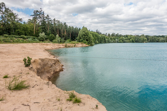 Abbau von Sand und Kies durch ausbaggern am Baggersee