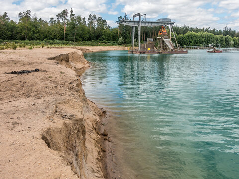 Abbau von Sand und Kies durch ausbaggern am Baggersee