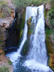 Agua fluyendo en la cascada de Calomarde