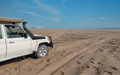 Fototapeta na wymiar Allrad Geländewagen in der Sandwüste Namibia Südafrika 
