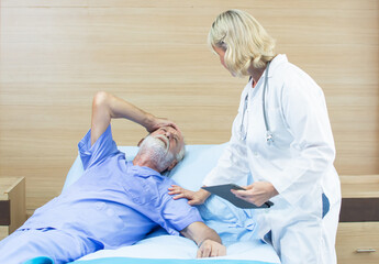 Obraz premium Female doctor taking care aging male patient