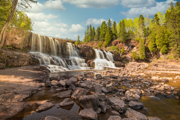 Fototapeta na wymiar waterfall in autumn northern Minnesota USA 