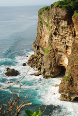 Klif z jaskinią na Bali
