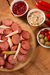 .Pepperoni sausage with onion. Very common appetizers in bars. Accompanied by farofa and pepper jelly.