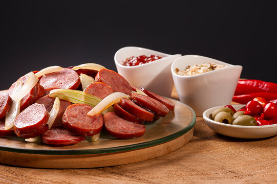 .Pepperoni sausage with onion. Very common appetizers in bars. Accompanied by farofa and pepper jelly.