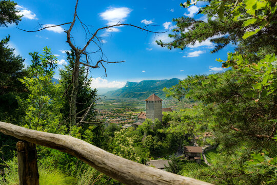 Blick ins Etschtal mit Schloss Tirol