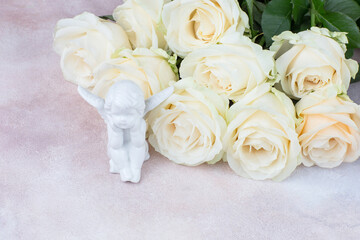 Obraz na płótnie Canvas closeup white roses bouquet and white angel figurine