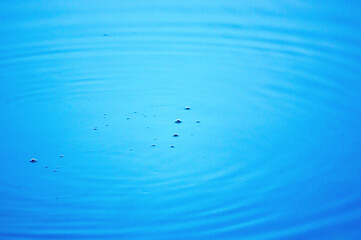 Zdjęcie krople wody bąbelki z rozchodzącymi się kręgami wody