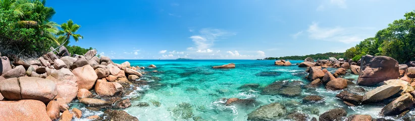 Schilderijen op glas Panoramic view of a beautiful beach near Anse Lazio on the island of Praslin, Seychelles © eyetronic