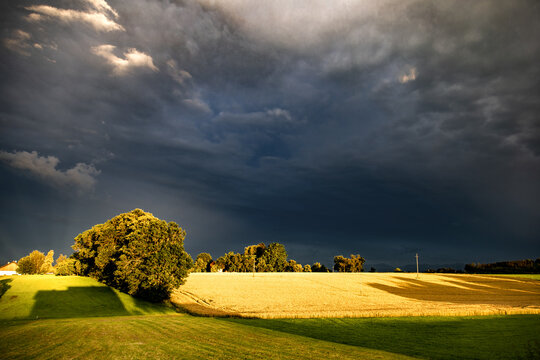 Dramatisch wirkender Sonnenuntergang bei ankommenden gewitter 