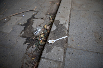 Einmalbesteck, Plastiklöffel auf Straße