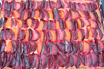 Pflaumen-Aprikosen-Kuchen. Zwetschgenkuchen. Blechkuchen .Obstkuchen.