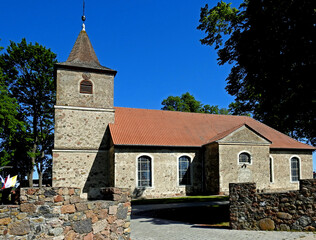 wybudowany w 1738 roku kosciol katoliucki pod wezwaniem matki bozej krolowej polski w miejscowosci straduny wojewodztwo warminsko mazurskie w polsce