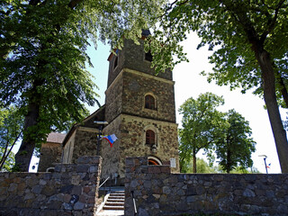 wybudowany w 1738 roku kosciol katolicki pod wezwaniem matki bozej krolowej polski w miejscowosci...