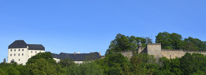 Fototapeta na wymiar Festung Königstein auf einem Felsplateau vor strahlend blauem Himmel