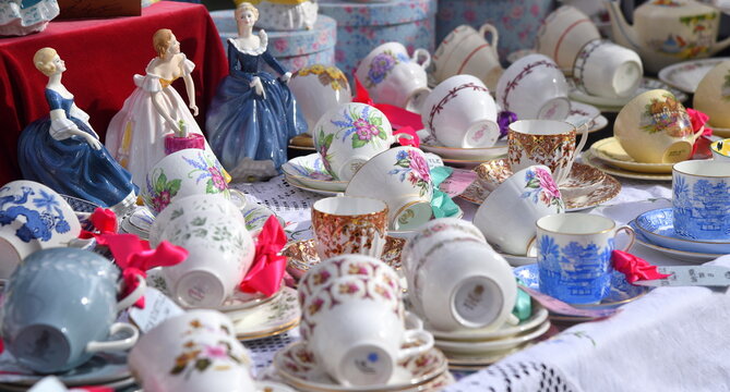 Flohmarktstand mit Geschirr und Puppen aus Porzellan