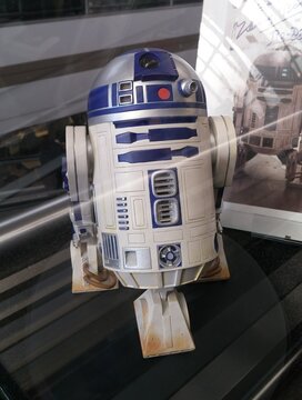 Figura de acción del droide R2D2 en una exposición de Star Wars en un centro comercial. Madrid. España