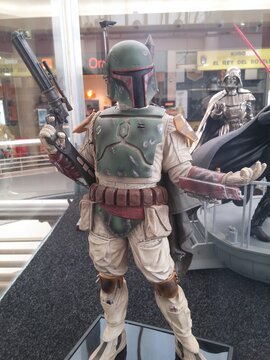 Figura de acción del personaje Boba Fett armado con un blaster en una exposición de Star Wars en un centro comercial. Madrid. España