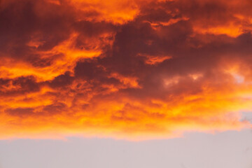 Sonnenuntergang mit feuerroten Wolken