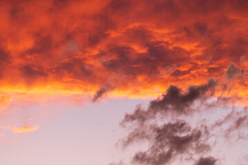 Sonnenuntergang mit feuerroten Wolken