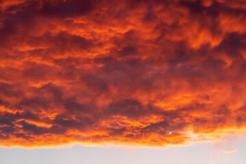 Sonnenuntergang mit feuerroten Wolken