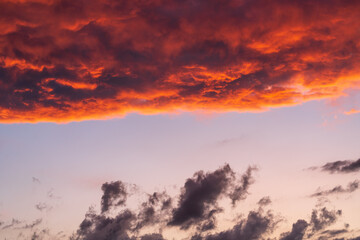Sonnenuntergang mit feuerroten Wolken