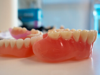Complete denture or complete denture.