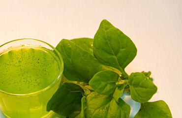 Spinach juice for detox diet and weight loss