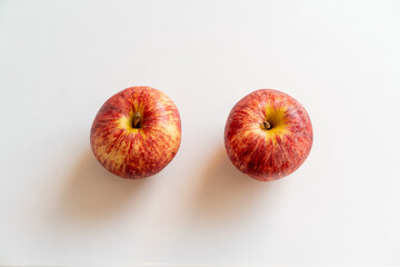 Manzanas rojas moteadas en fondo blanco con textura