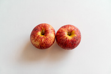 Manzanas rojas moteadas en fondo blanco con textura