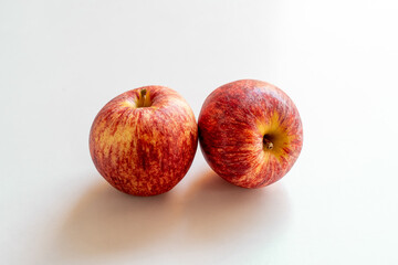 Manzanas rojas moteadas en fondo blanco con textura