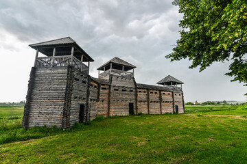 Obraz premium Old wooden fortress in Peresopnytsya, Ukraine, on the background of stormy sky. Wide angle view.