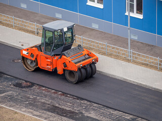 roller for leveling asphalt when laying the roadbed, road repairs, asphalting tracks, modern equipment for road repairs