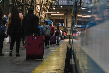 Pasajeros de la estacion de trenes de Retiro. Buenos Aires, Argentina. Passengers from the Retiro train station. Buenos Aires, Argentina.