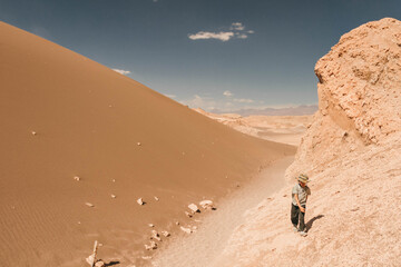 Fototapeta na wymiar Child in the desert