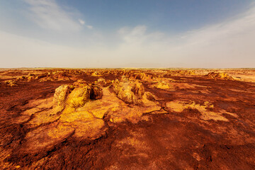 Fototapeta na wymiar エチオピア・ダナキル砂漠ツアーで立ち寄った、ダロール火山周辺のカラフルな台地と空