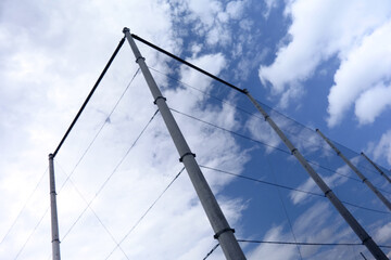 青空の下、真夏の運動場周囲の囲い込みの状況